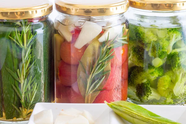 Lezzetli yaz sebzelerinin renkli turşuları