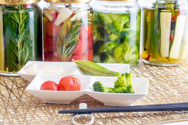 Lezzetli yaz sebzelerinin renkli turşuları