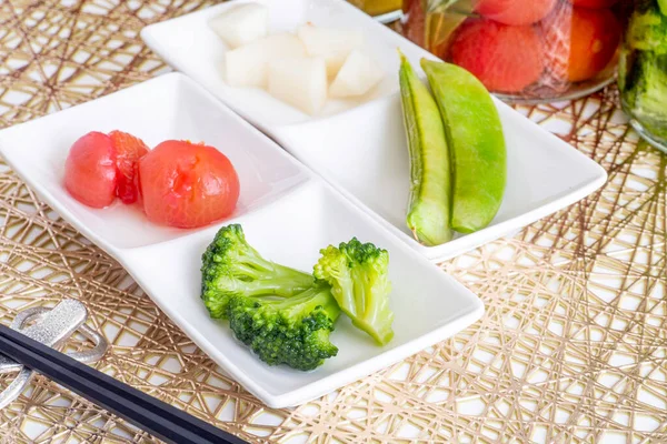 Lezzetli yaz sebzelerinin renkli turşuları