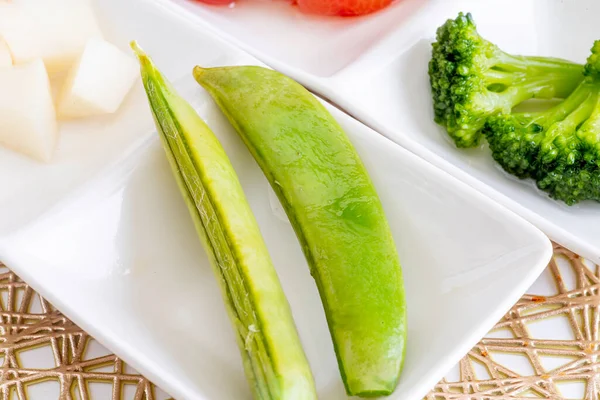 Lezzetli yaz sebzelerinin renkli turşuları