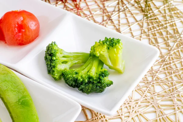 Lezzetli yaz sebzelerinin renkli turşuları