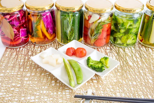 Lezzetli yaz sebzelerinin renkli turşuları