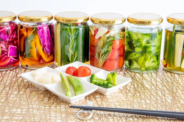 Lezzetli yaz sebzelerinin renkli turşuları