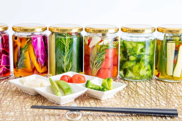 Lezzetli yaz sebzelerinin renkli turşuları