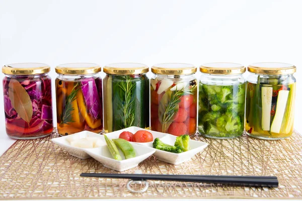 Lezzetli yaz sebzelerinin renkli turşuları