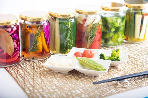 Lezzetli yaz sebzelerinin renkli turşuları