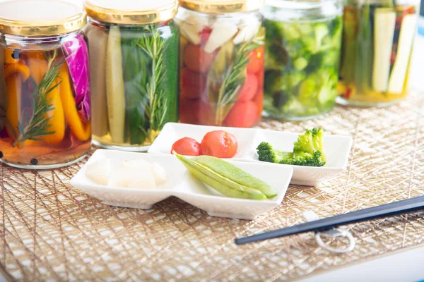 Lezzetli yaz sebzelerinin renkli turşuları