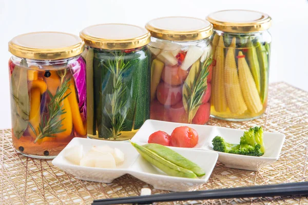 Lezzetli yaz sebzelerinin renkli turşuları