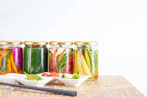 Lezzetli yaz sebzelerinin renkli turşuları