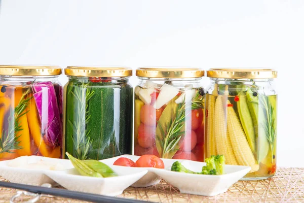 Lezzetli yaz sebzelerinin renkli turşuları