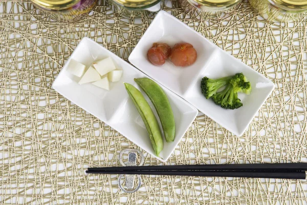 Lezzetli yaz sebzelerinin renkli turşuları