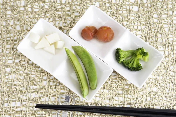 Lezzetli yaz sebzelerinin renkli turşuları