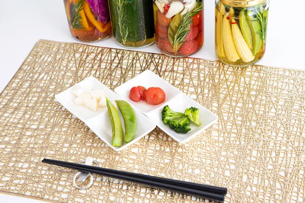 Lezzetli yaz sebzelerinin renkli turşuları