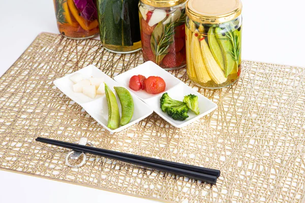 Lezzetli yaz sebzelerinin renkli turşuları