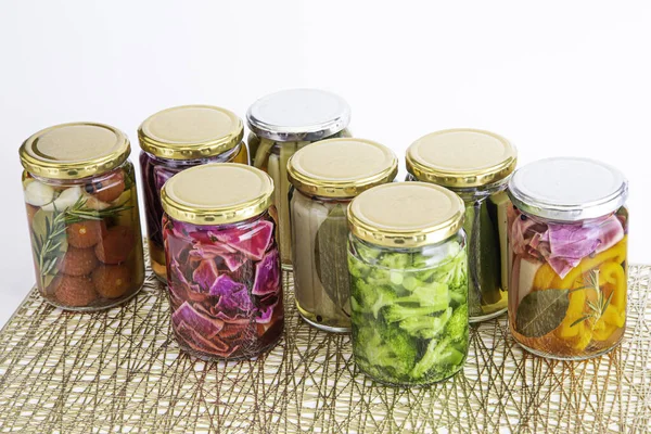 Lezzetli yaz sebzelerinin renkli turşuları