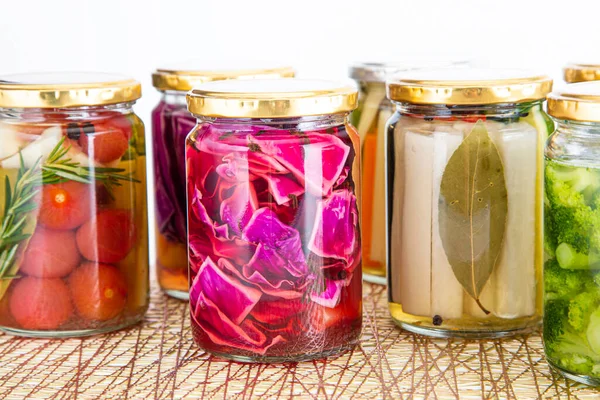 Lezzetli yaz sebzelerinin renkli turşuları