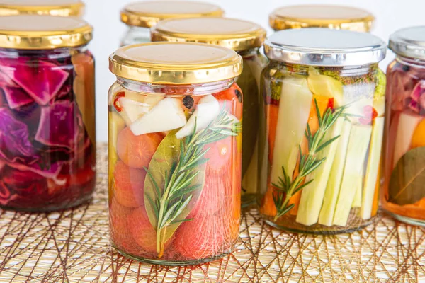 Lezzetli yaz sebzelerinin renkli turşuları