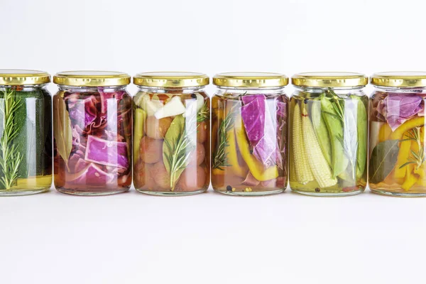 Lezzetli yaz sebzelerinin renkli turşuları