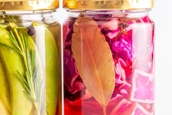 Lezzetli yaz sebzelerinin renkli turşuları