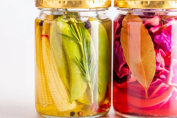 Lezzetli yaz sebzelerinin renkli turşuları