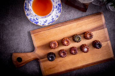 Kesme tahtasında çay ve kanal servisi yaptım.