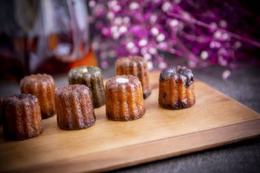 Kesme tahtasında çay ve kanal servisi yaptım.