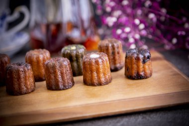 Kesme tahtasında çay ve kanal servisi yaptım.