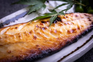 Çok lezzetli Japon uskumrusu kömürün üstünde ızgara balık.