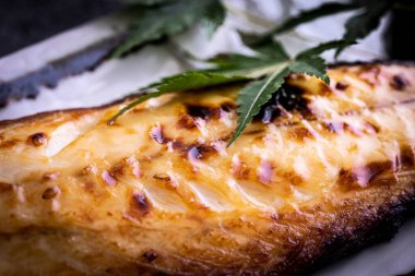 Çok lezzetli Japon uskumrusu kömürün üstünde ızgara balık.