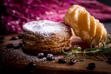 Kesme tahtasının üzerinde iki tane şık ve lezzetli çörek.