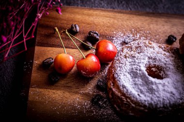 Kesme tahtasının üzerinde iki tane şık ve lezzetli çörek.