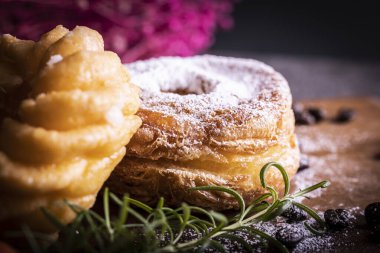 Kesme tahtasının üzerinde iki tane şık ve lezzetli çörek.