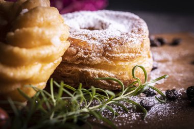 Kesme tahtasının üzerinde iki tane şık ve lezzetli çörek.