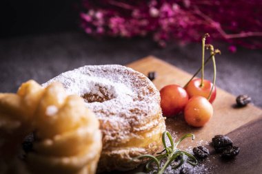 Kesme tahtasının üzerinde iki tane şık ve lezzetli çörek.