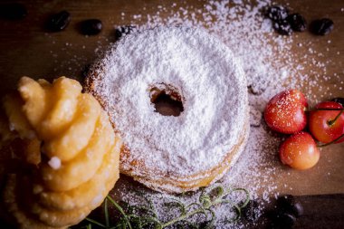 Kesme tahtasının üzerinde iki tane şık ve lezzetli çörek.