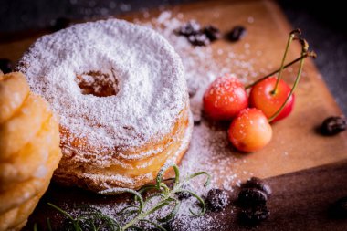 Kesme tahtasının üzerinde iki tane şık ve lezzetli çörek.