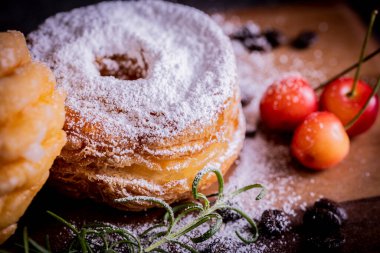 Kesme tahtasının üzerinde iki tane şık ve lezzetli çörek.