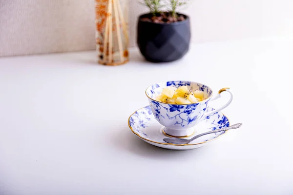 Lezzetli Peynirli Kek Çay Fincanında Yapılmış Kivi Meyvesi — Stok fotoğraf
