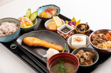 Renkli Japon mutfağı, kahvaltı, hazır yemekler.