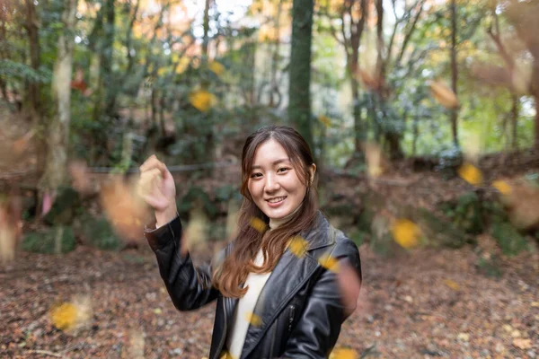 Красивые Осенние Листья Красивые Японские Женщины Япе — стоковое фото