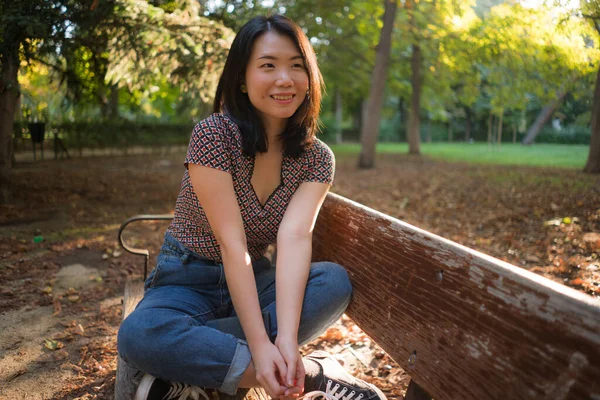 Estilo Vida Aire Libre Retrato Joven Mujer China Asiática Feliz —  Fotos de Stock
