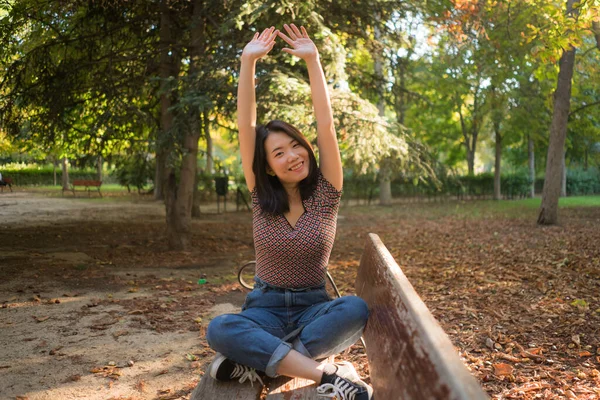 가을에 벤치에 편안하고 모습의 아름다운 아시아 여성의 — 스톡 사진