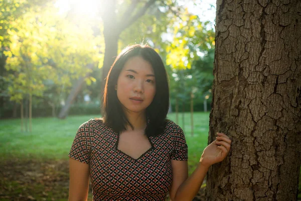 공원에서 느긋하고 모습의 아름다운 아시아 여성의 — 스톡 사진