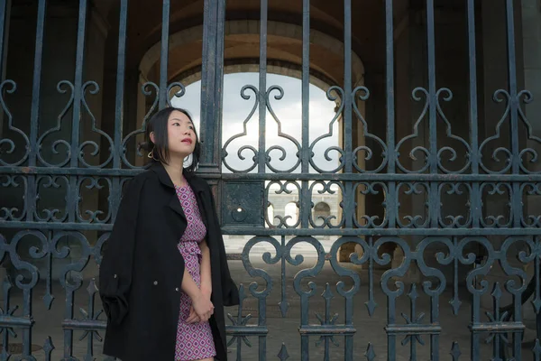 아름다운 아시아인 아름다운 마드리드 관광을 즐기고 철문에서 느긋하고 — 스톡 사진