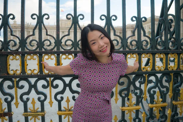 아름다운 아시아인 아름다운 마드리드 관광을 즐기고 철문에서 느긋하고 — 스톡 사진