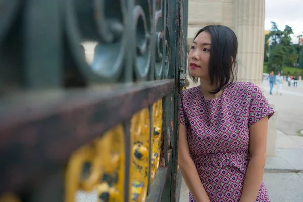 Miejski Styl Życia Zewnątrz Portret Młodej Szczęśliwej Pięknej Azjatyckiej Koreanki — Zdjęcie stockowe