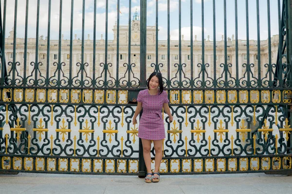 Estilo Vida Urbano Livre Retrato Jovem Feliz Bonita Mulher Asiática — Fotografia de Stock