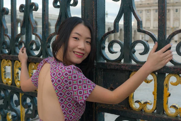Estilo Vida Urbano Livre Retrato Jovem Feliz Bonita Mulher Asiática — Fotografia de Stock
