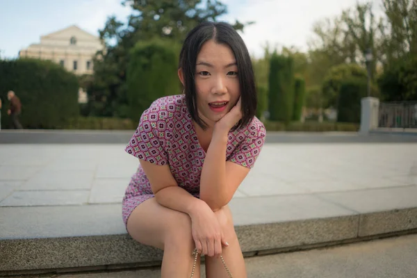 Estilo Vida Urbano Livre Retrato Jovem Feliz Bonita Mulher Asiática — Fotografia de Stock