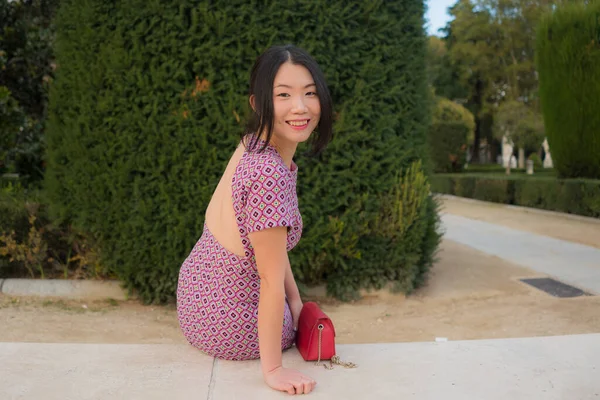 Estilo Vida Urbano Livre Retrato Jovem Feliz Bonita Mulher Asiática — Fotografia de Stock